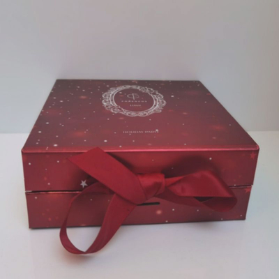 FSC UVdruckpapier-Kasten für das Geschenk, das mit EVA Insert For Holiday Party, Kasten mit Band verpackt